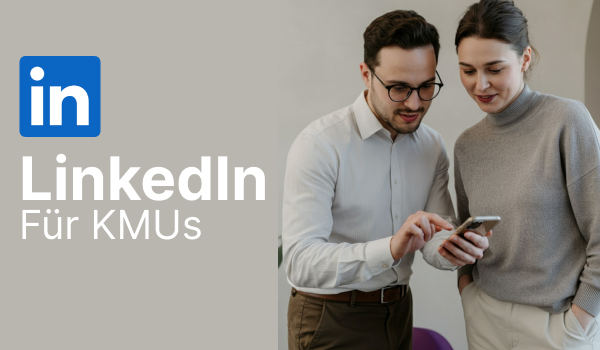 Zwei Personen sehen auf dem handy ihren LinkedIn Feed